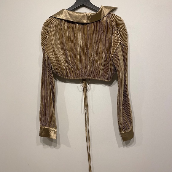 Missguided Carli Bybel X Champagne Plisse Wrap Around Cropped Shirt - Picture 4 of 5